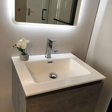 Beautiful New Central 3 Bedroom For 6 Guests * Dusseldorf