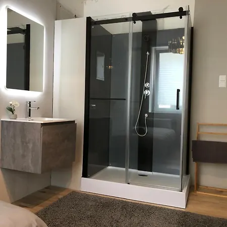 Beautiful New Central 3 Bedroom For 6 Guests *
