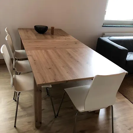 Beautiful New Central 3 Bedroom For 6 Guests *