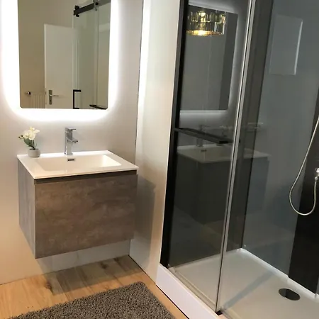 Beautiful New Central 3 Bedroom For 6 Guests *